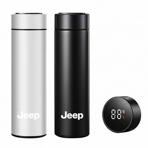 زجاجة ماء رياضية معزولة بشعار السيارة | إكسسوار سيارات jeep